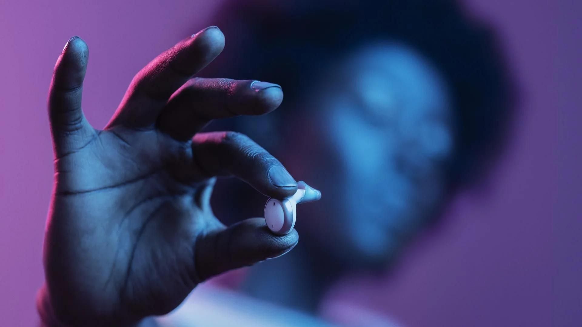 signia-lyserød-bakgrund-active-pro-hvid